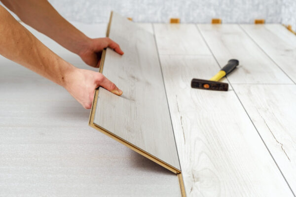 Montarea pardoselii laminate cu ciocan alături