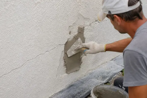 Cum repari o fațadă cu tencuiala decorativă deteriorată