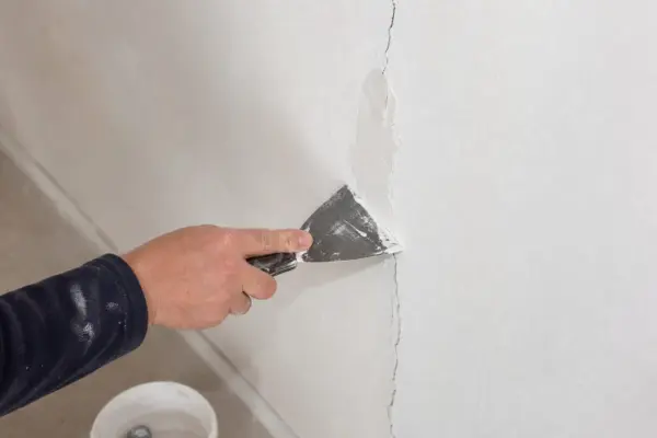Cum repari fisurile din pereți înainte de zugrăvire