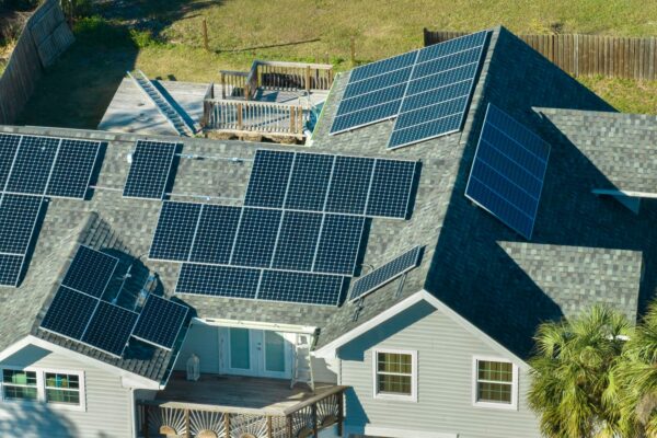 Cât produce un sistem fotovoltaic de 5 kW într-o lună