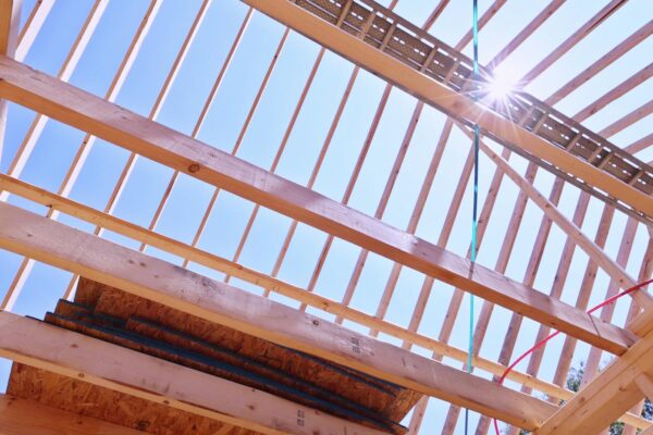 Structura acoperișului: grinzi, căpriori și montare corectă