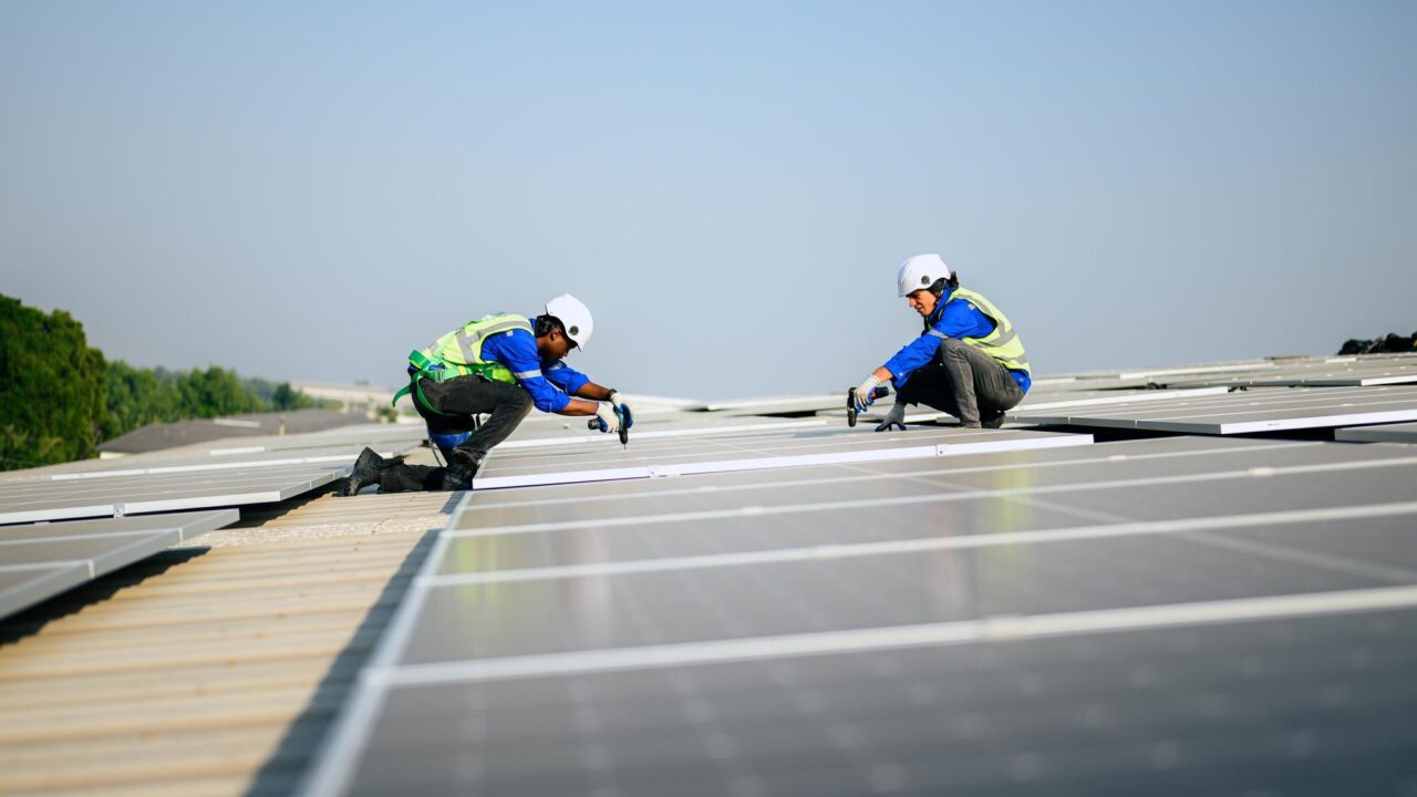 La ce distanță se montează panourile fotovoltaice față de marginea acoperișului