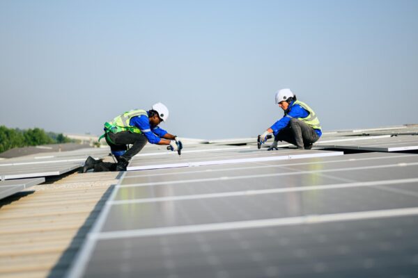 La ce distanță se montează panourile fotovoltaice față de marginea acoperișului