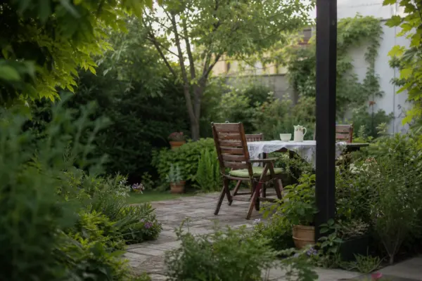 Cum împarți o curte mică în zone de luat masa, relaxare și vegetație