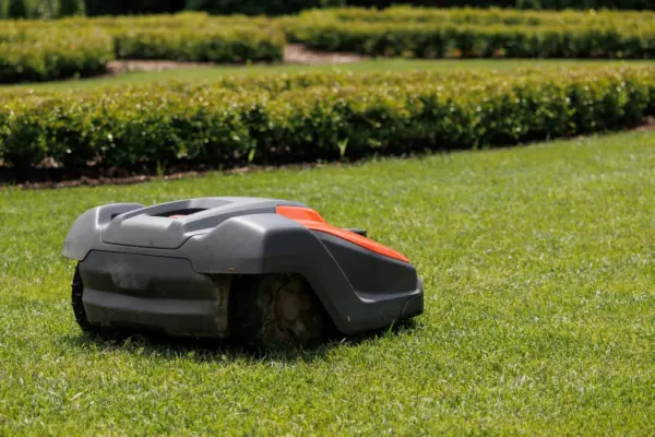 Robot de tuns gazonul: ce verifici dacă ai pante, pasaje înguste și obstacole