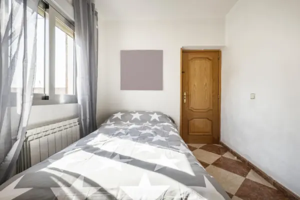 Cum așezi patul în dormitor în raport cu ușa și fereastra