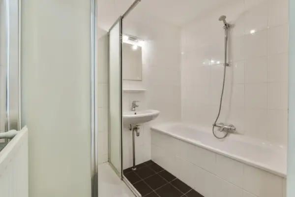 Cadă sau cabină de duș: cum alegi în funcție de spațiu și obiceiuri